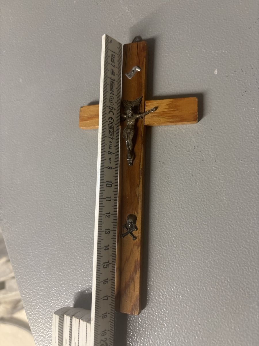 Tutte le decorazioni: Crocefisso in legno con teschio – Usato da Giubiasco venduto da cri_mzc6 4