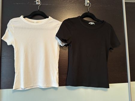 2 H&M T-Shirts gerippt schwarz weiss Grösse M neuwertig