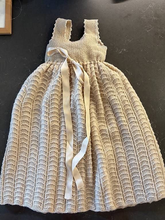 Robes et jupes: Handgestricktes Lang Yarns Kleid – D'occasion à St. Urban par JantineWVD-88