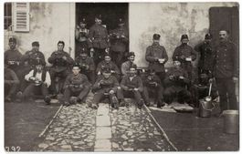 Soldatengruppe beim Essen, vermutlich Grenzbesetzung 1914