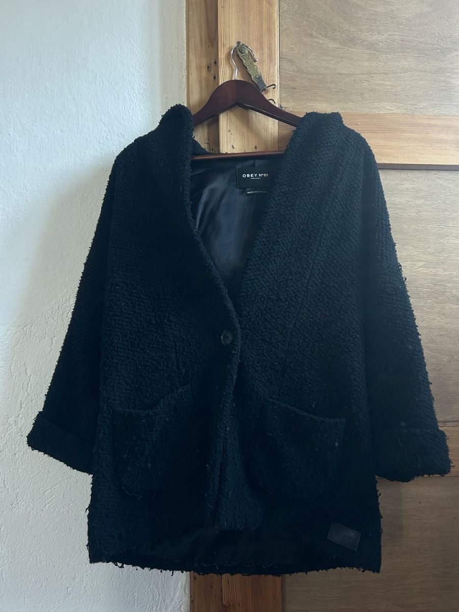 Cappotti: Black textured coat by the brand Obey – Usato da Ponte Capriasca venduto da noemi.slg 3