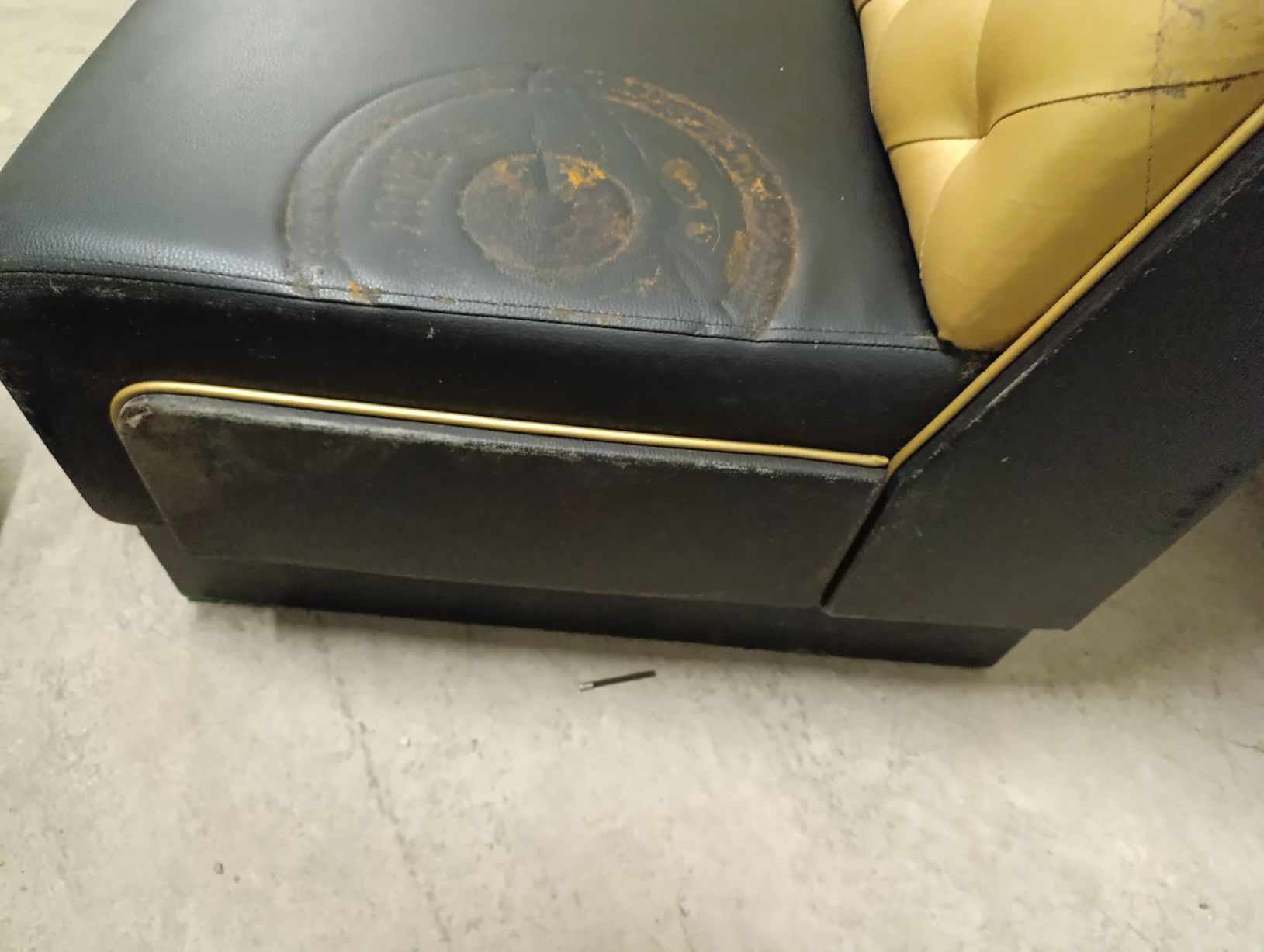 Sofas: Sofa Teil einer riesen Lounge – Défectueux à Romanshorn par dav_h2lv 4