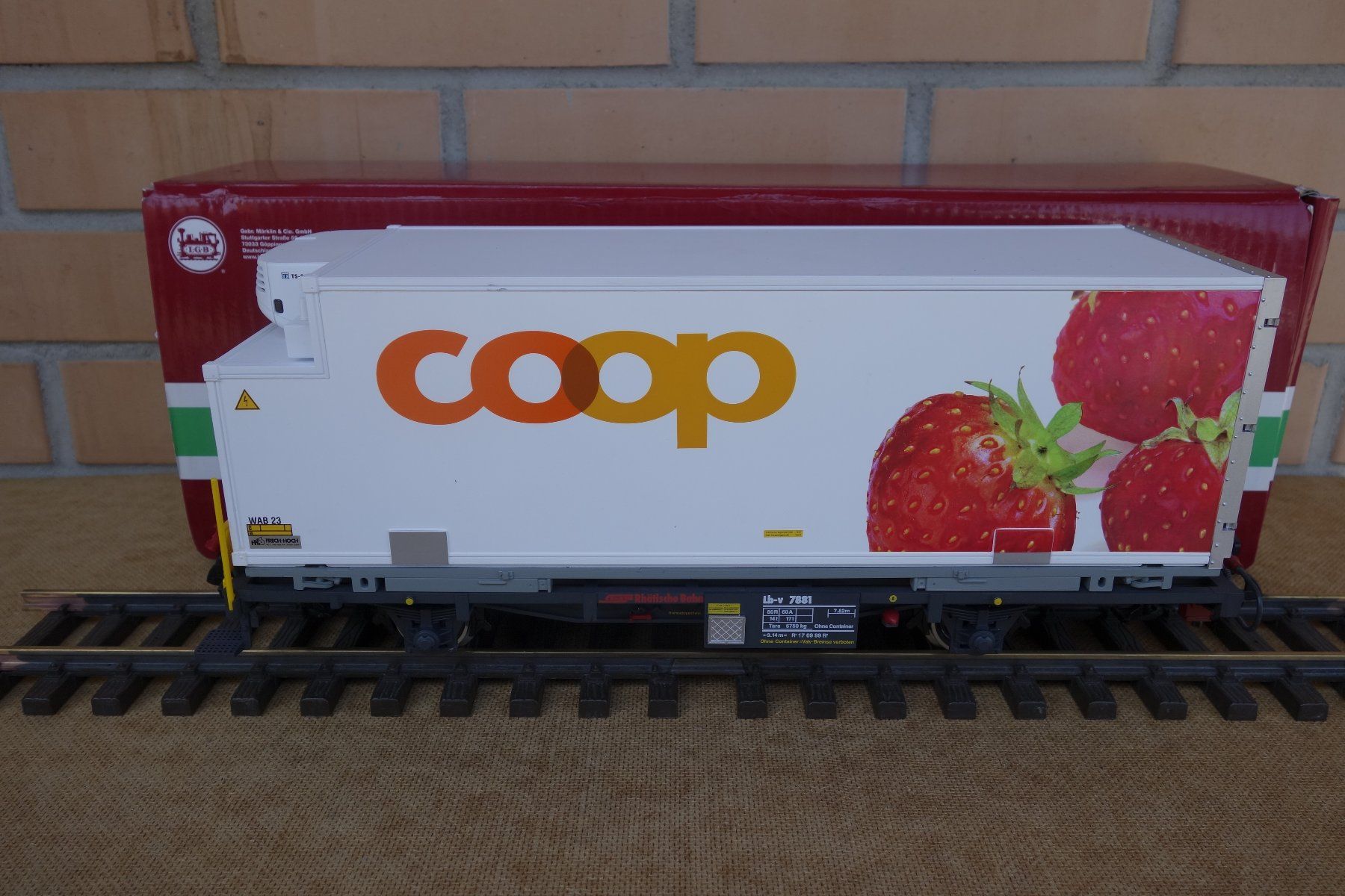 LGB Modelleisenbahnen: Rh.B Containerwagen LGB 45893 Erdbeere selten – Gebraucht aus Kappelen von Somsom02