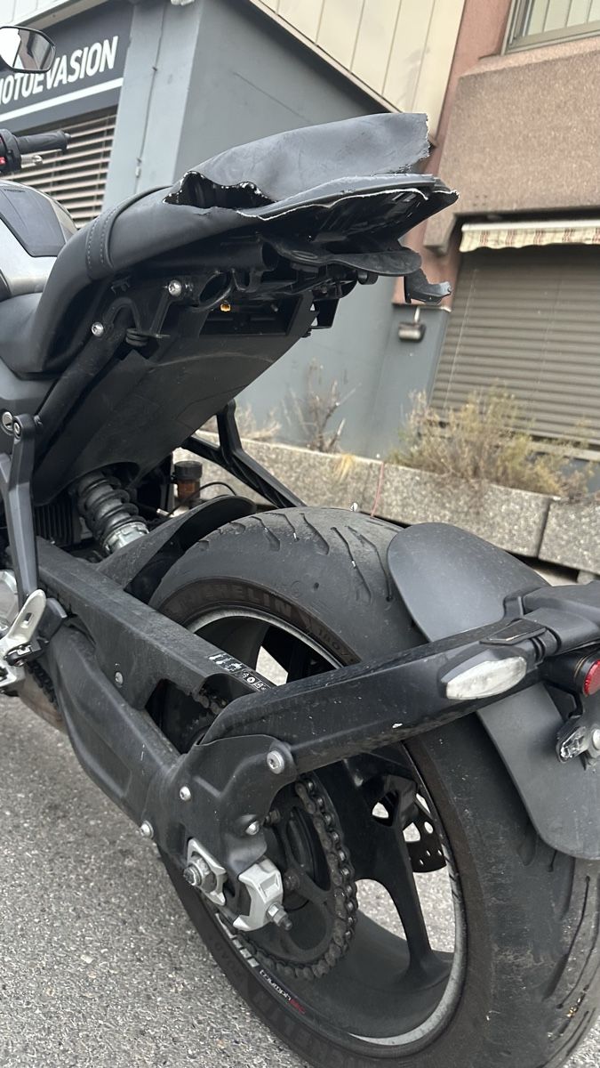 Triumph Strasse: Trimph Trident 660 ACCIDENTEE (2021) – Defekt aus Crissier von hadrien_lp 2