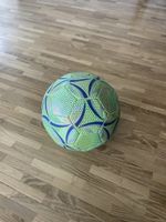 Fussball neuwertig / leuchtet im Dunkeln (fluoreszierend)