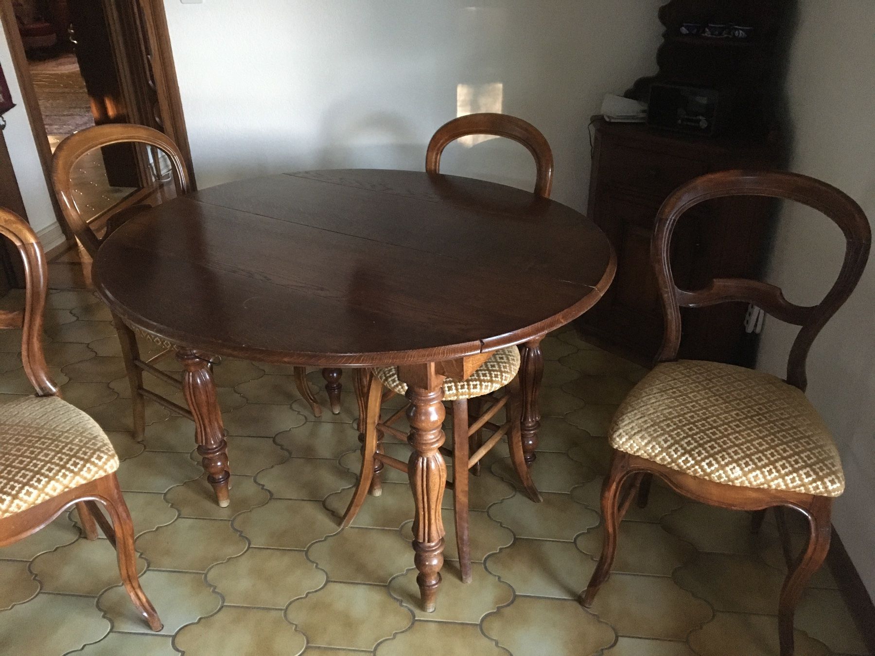 Tavoli: Table ronde en bois – Usato da Vufflens-le-Château venduto da vcourvoisier