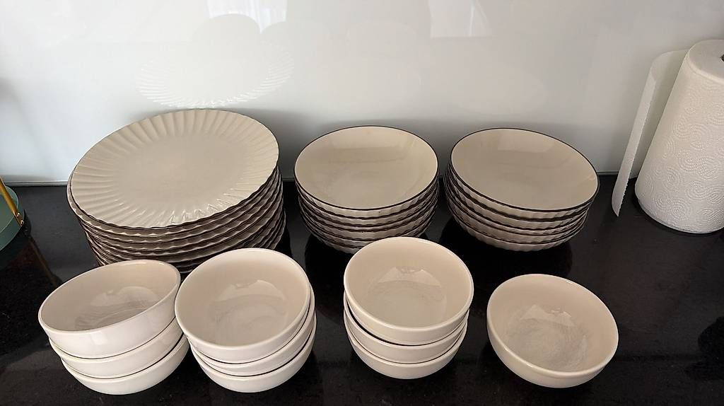 Set di piatti: Geschirrset in Creme/beige – Usato da Boswil venduto da sha_rng7