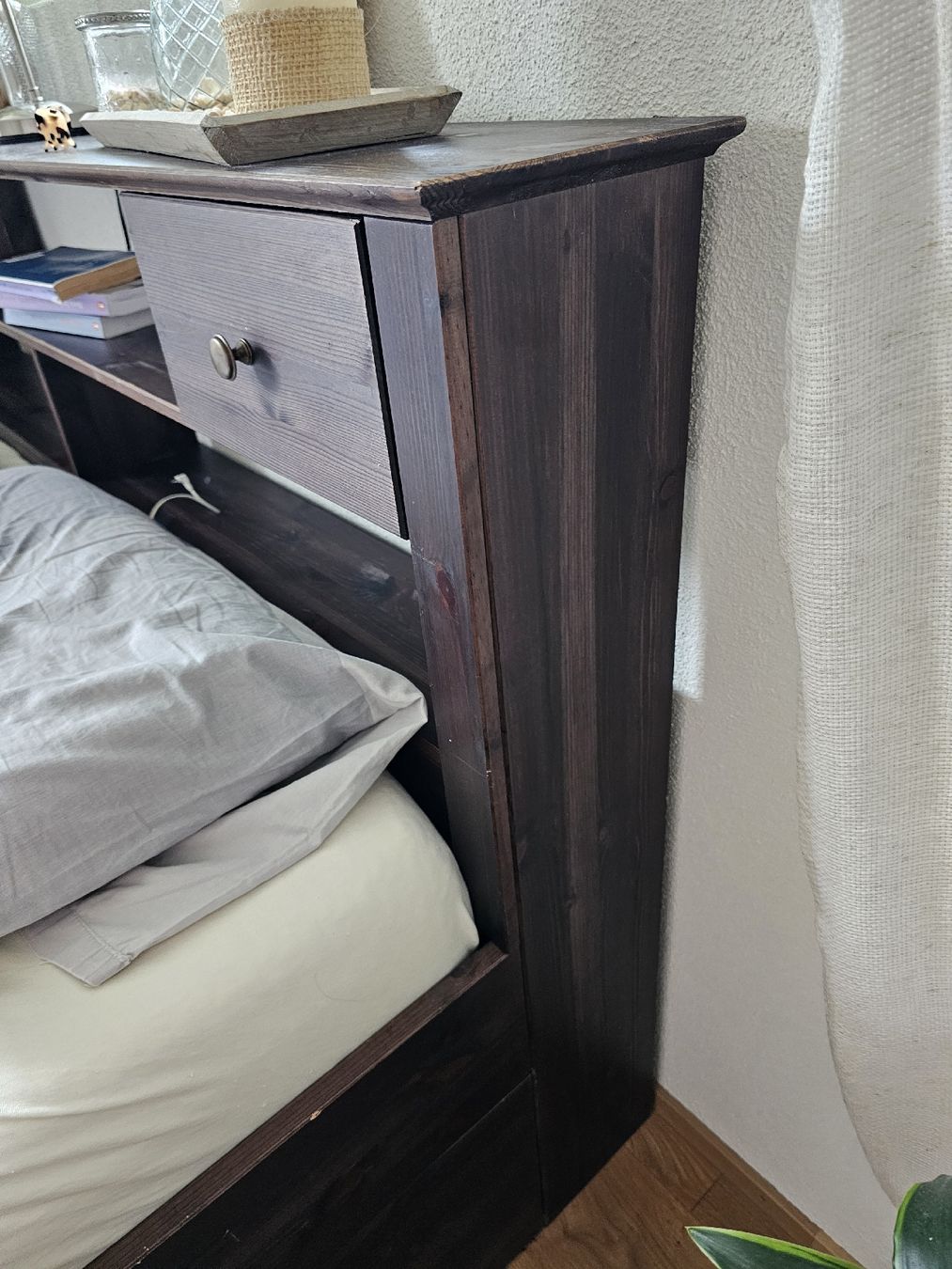 Betten: Doppelbett Echtholz dunkel mit Schubladen und Ablagefläche – Gebraucht aus Wagenhausen von veraputzig 6