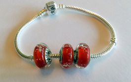 Rote Glasperle