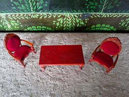 Hübsches Puppenhausmöbel-Set Tisch mit 2 Sessel rot, neu
