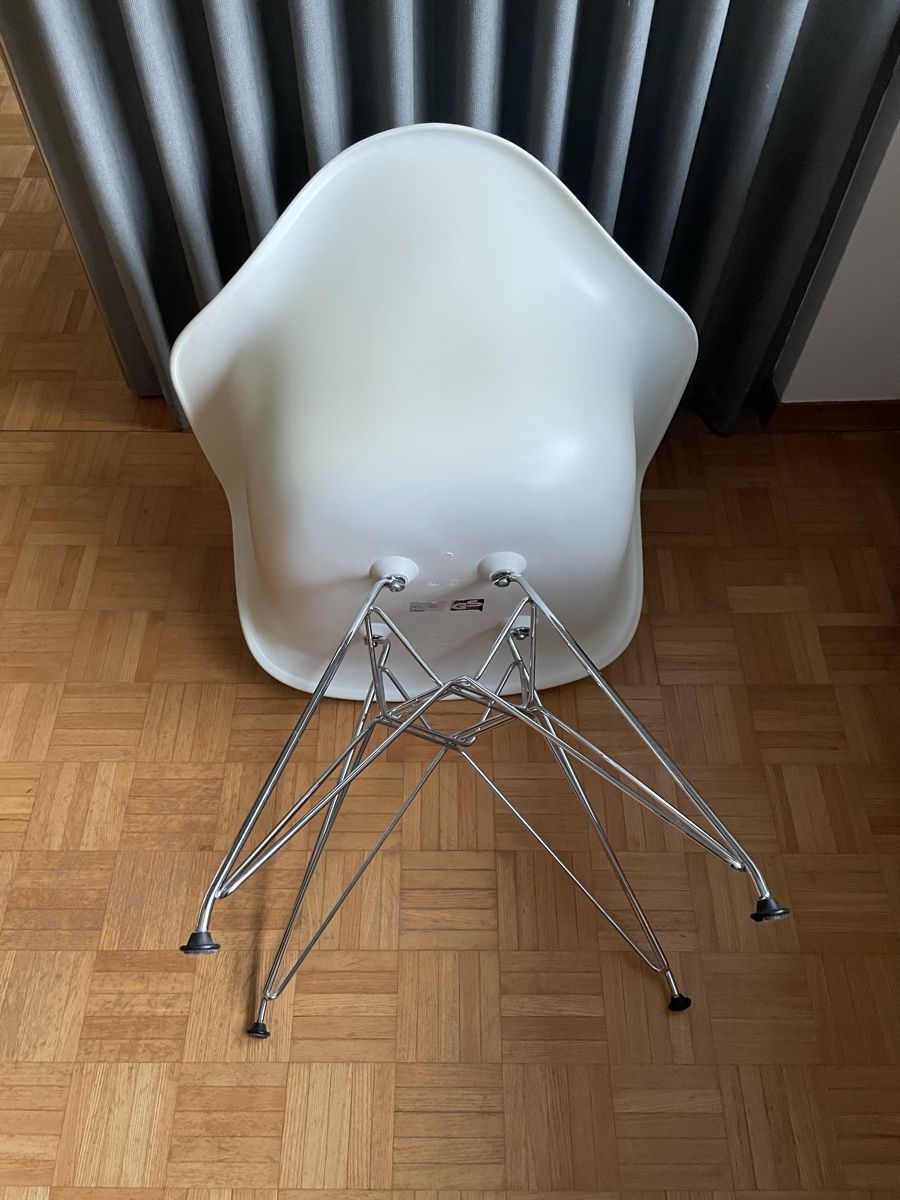 Eames Sedie: 2x Eames Plastic Armchair DAR weiss – Usato da Zürich venduto da Nhpp 1