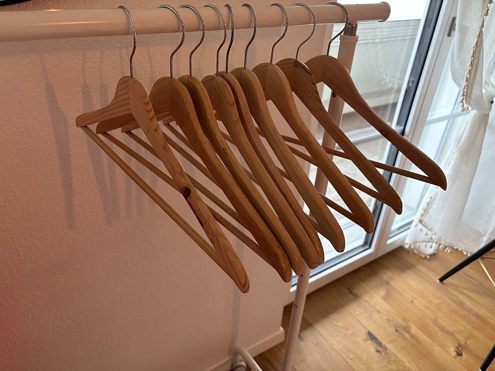 Appendiabiti: Kleiderbügel Holz 9 Stück – Usato da Thürnen venduto da Yaroc 1