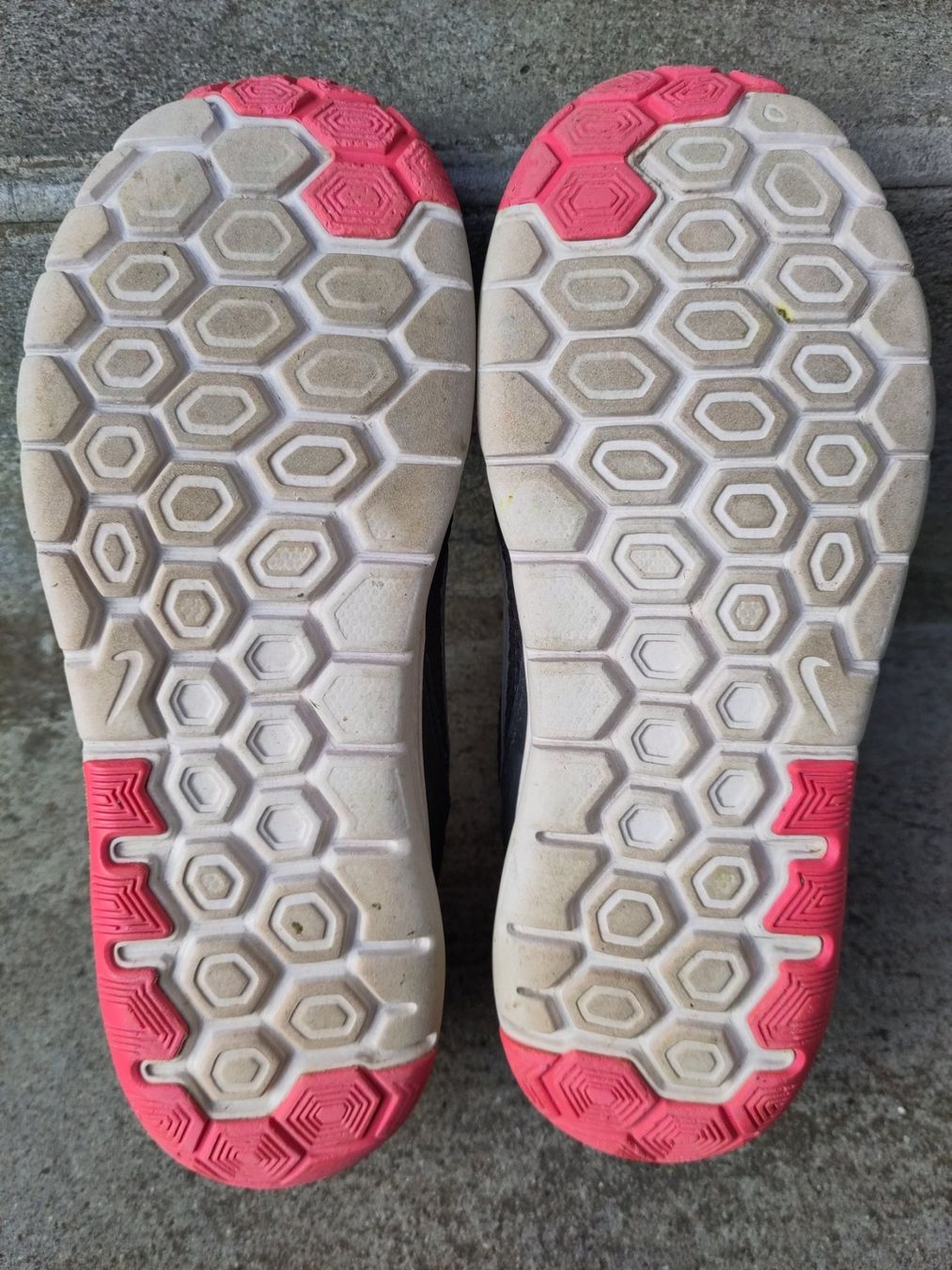 Nike Scarpe per ragazze: Hallenturnschuhe Gr. 35 Nike – Usato da Uettligen venduto da Donroli 3