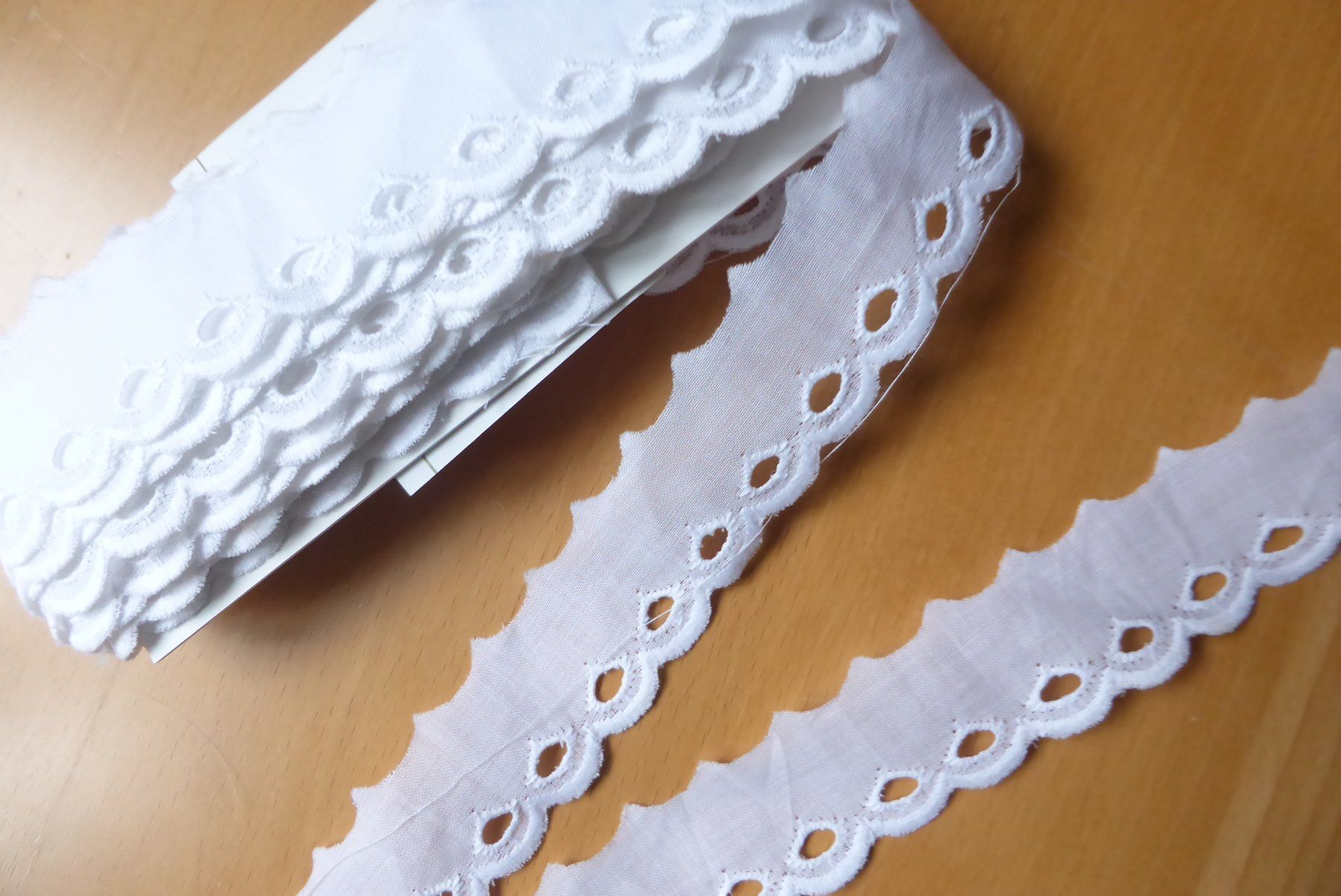 Stoffe: Alte St. Galler Spitzen weiss - Preis pro Meter Fr. 2.- – Neu (gemäss Beschreibung) aus Brunnadern von pinkfaden 1