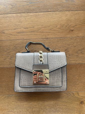 Herzige kleine Handtasche in Beige mit Gold Details 👜
