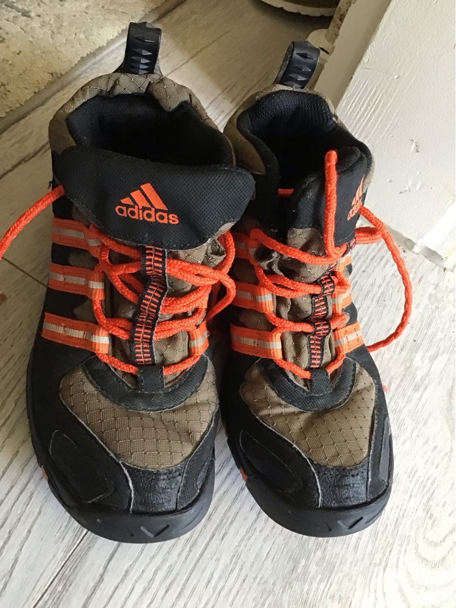 Adidas Scarpe da uomo: Adidas Schuhe Gr. 32, wasserfest (Frisch gewaschen).Guten Zu – Usato da Seuzach venduto da Tureda