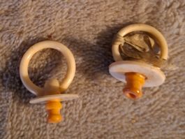 2 antike, seltene, schöne Puppennuggis für antike Puppen