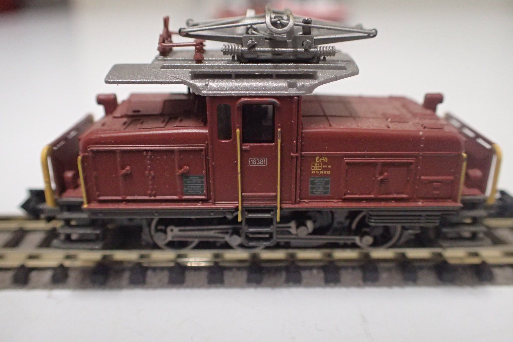 Arnold Modellini di ferrovie: N Arnold - Braune SBB Rangier E-Lok Type Ee 3/3 Nr 16381 – Usato da Lausanne venduto da Biquette6 1