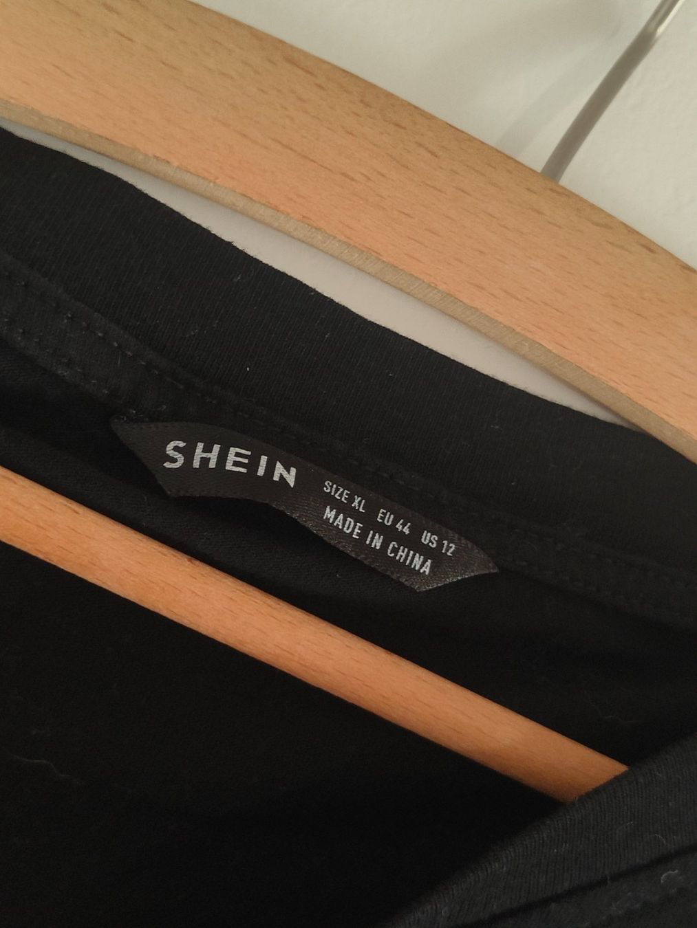 Shein T-shirt: Schwarzes T-Shirt mit Print – Usato da Schleitheim venduto da eug_1701 1