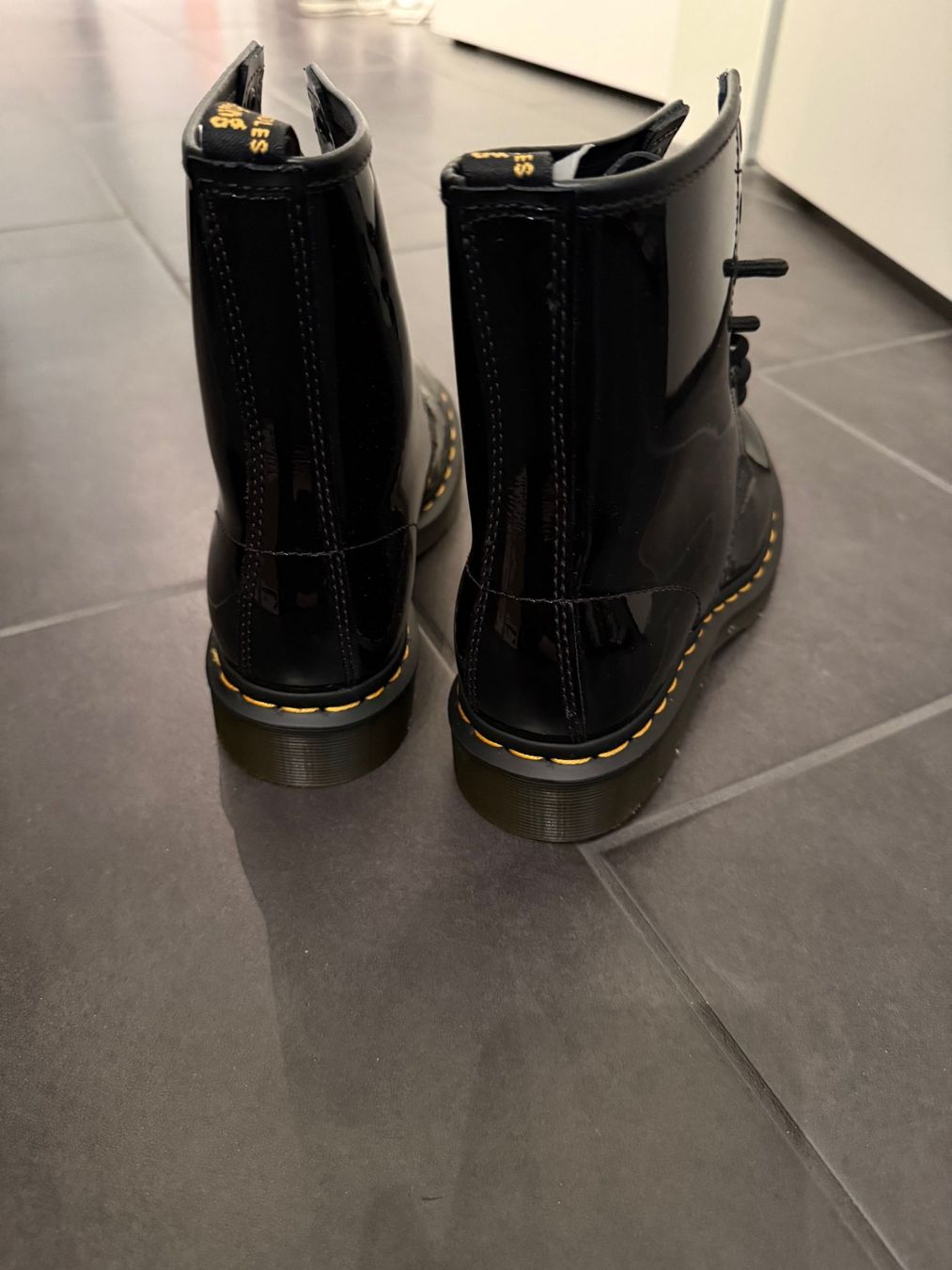 Dr. Martens Damenschuhe: Dr. Martens Lack-Lederstiefel, Grösse 40, neu – Neu (gemäss Beschreibung) aus Wittinsburg von redrose296 1