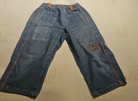 Pantalon en jean bleu  style  bermuda taille  38 bon état