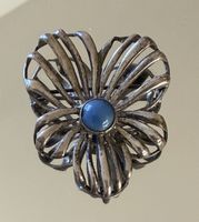 Vintage 835 Silber Blumenbrosche mit blauem Cabochon