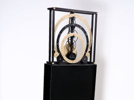 Standuhr auf massivem Metallsockel (18 kg)
