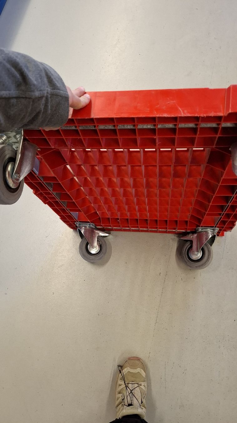Pallets: Rote Kunststoffpalette 60x80cm  mit Rollen – Usato da Hergiswil LU venduto da pamatex 1