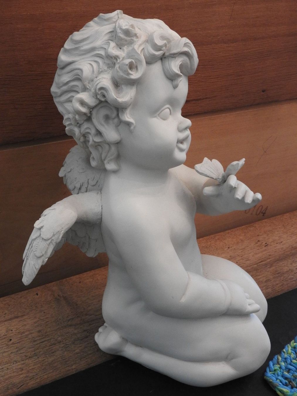Statuette: Grosser Engel / Putto mit Schmetterling – Usato da Stetten AG venduto da Brissago25 4