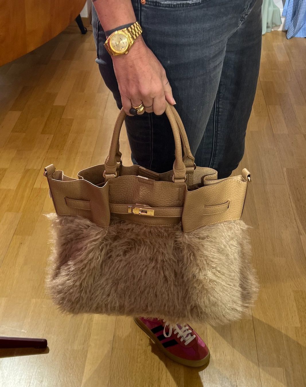 Taschen für Damen: Angesagte pelzige Handtasche – Neu und originalverpackt aus Zürich von Naebeli 1