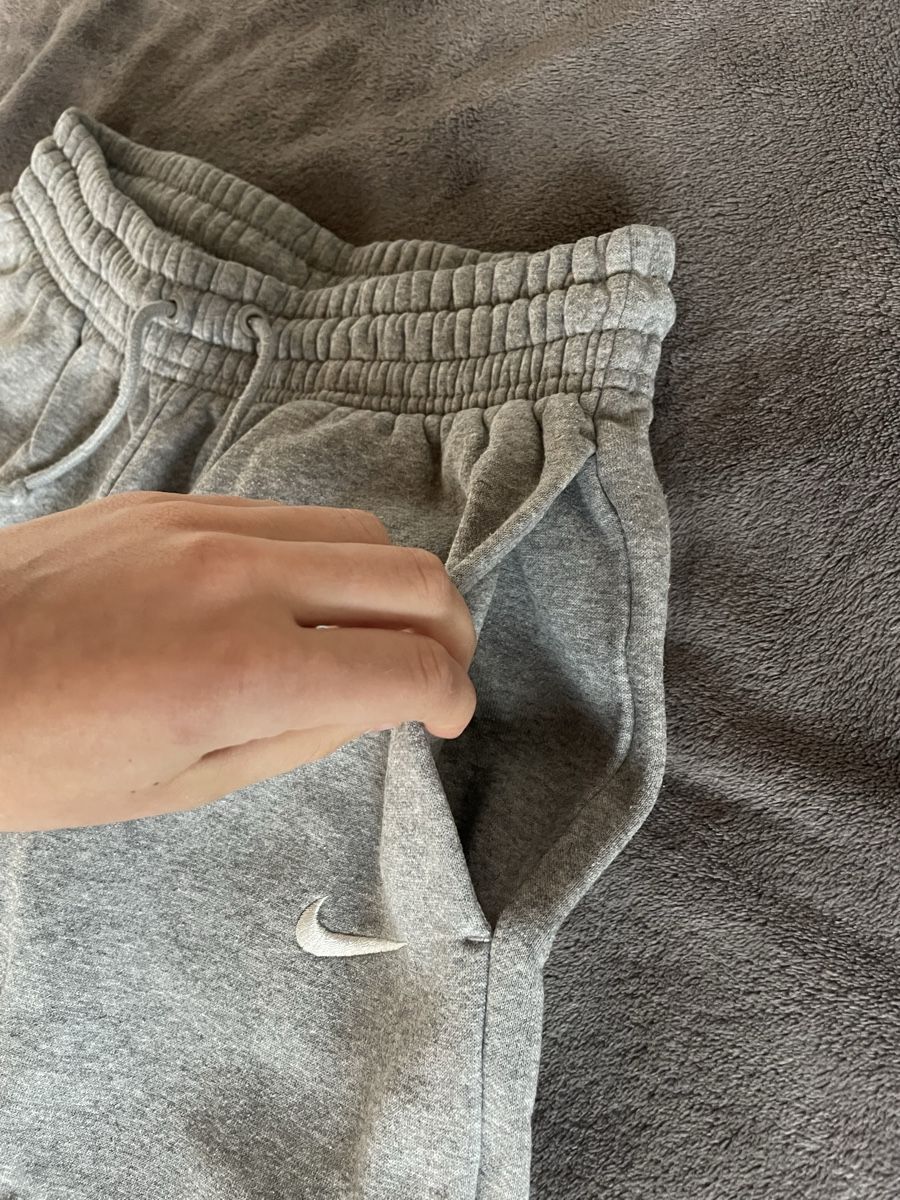 Nike Pantaloni: Jogging Nike gris – Usato da Ponts-de-Martel venduto da Manon_.brs 2