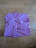 Lila Geschenk-Form aus Silikon zum backen