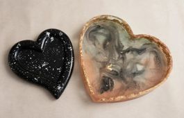 Set 2 svuotatasche a cuore in resina e gesso nero e oro 