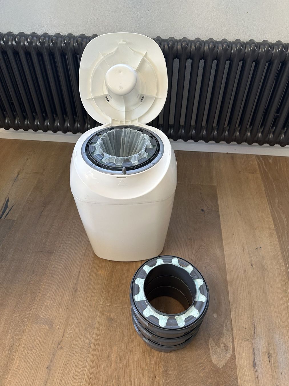 Tommee Tippee Cestini per rifiuti: Tommee Tippee Sangenic Windeleimer inkl. 3 Kartuschen – Usato da Rubigen venduto da Freakout 1
