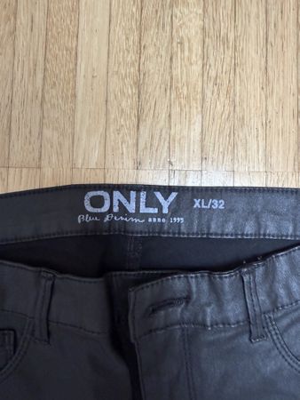 Damen Jeans ONLY Schwarz Nieten Grösse XL/32 neuwertig
