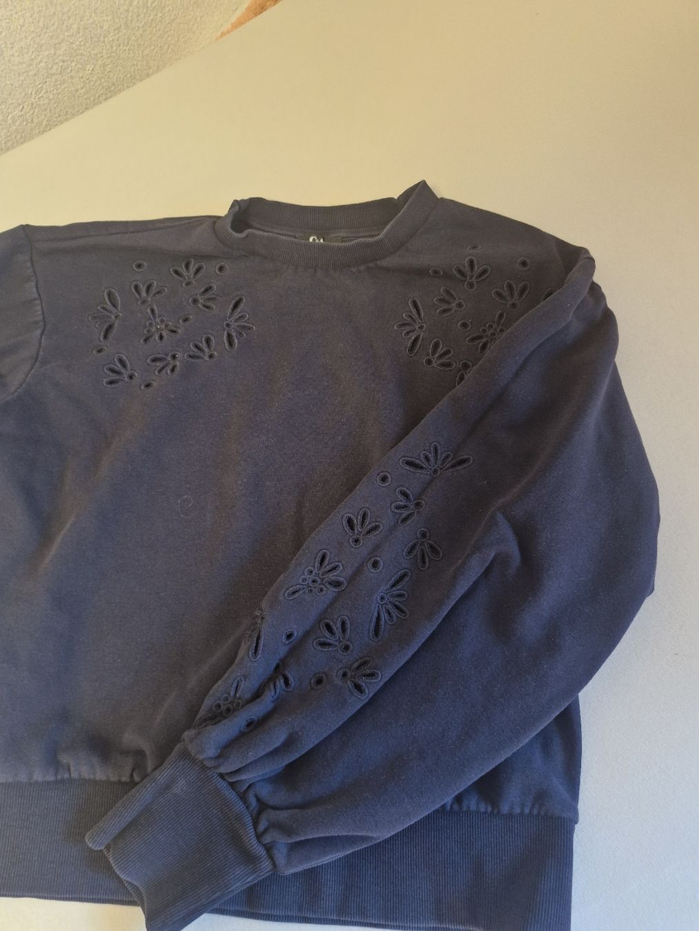 H&M Maglioni & Felpe: Dunkler Pullover mit Lochstickerei floral – Usato da Wädenswil venduto da ari_k29d