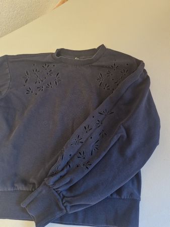 Dunkler Pullover mit Lochstickerei floral