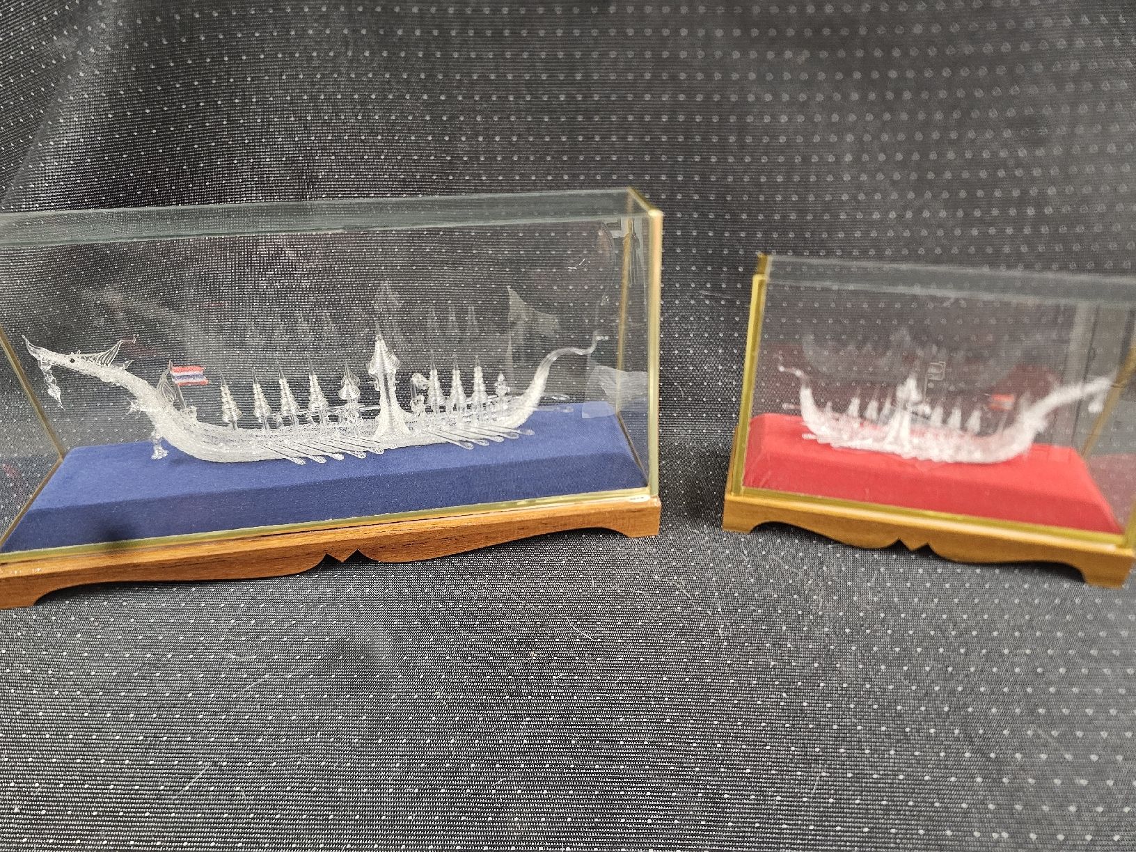 Statuette: Glasvitrine Drachenboot  Schiff Boot Deko Figur – Usato da Mümliswil venduto da Mizzi77