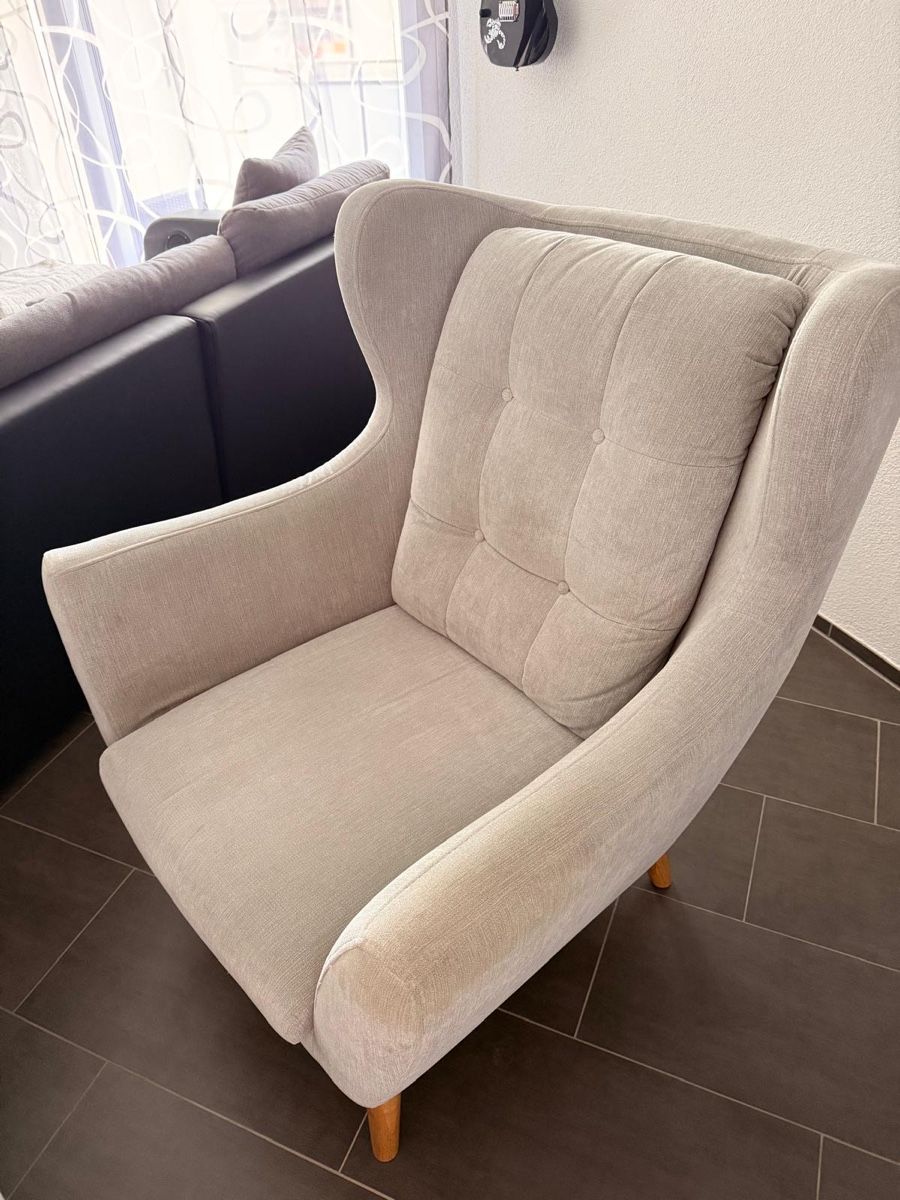 Fauteuils: Gemütlicher Sessel mit Hocker – D'occasion à Ganterschwil par CS-150 2