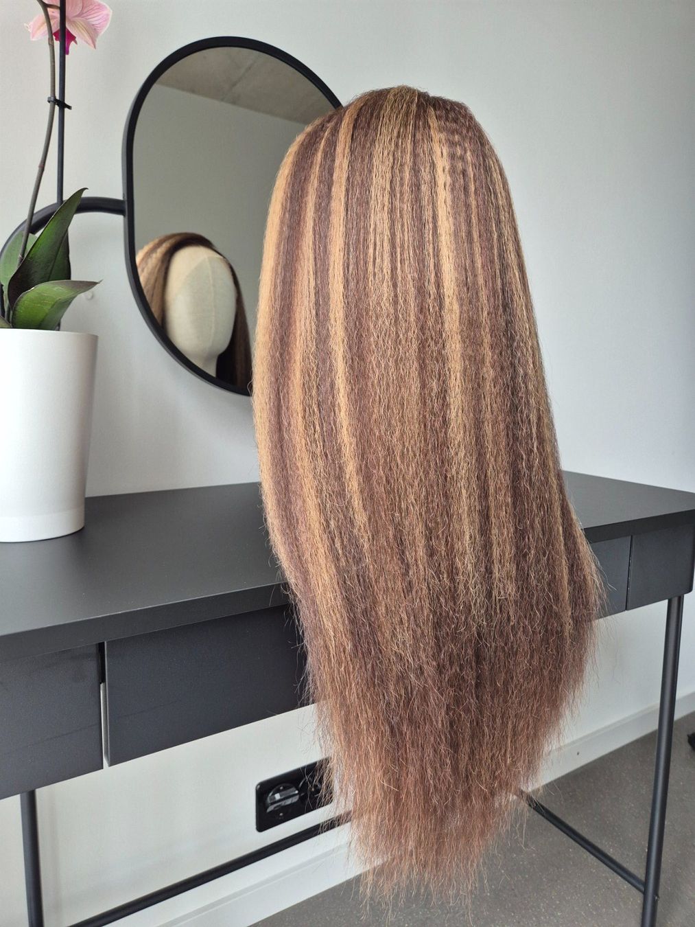 Parrucche: Neue Kunsthaar Perücke. New wig – Nuovo e nell'imballaggio originale da Zürich venduto da pla_tm9w 6