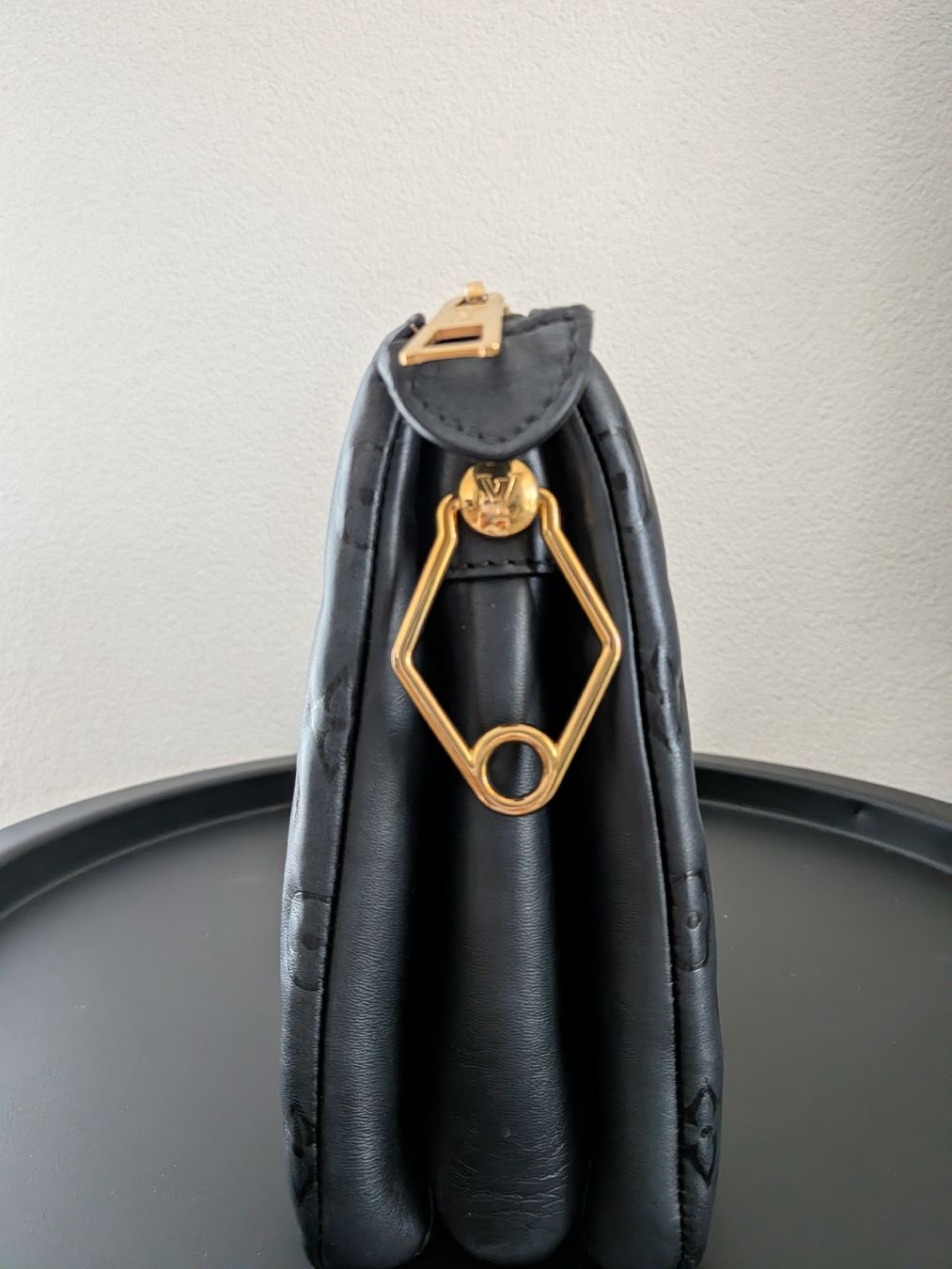 Louis Vuitton Borse da donna: Louis Vuitton Black Coussin PM Leather Embossed Chain Bag – Usato da Morges venduto da dhi_y2qk 6