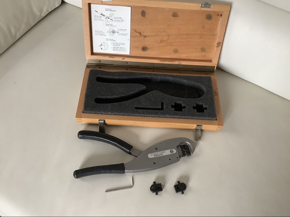 Suhner Tous les outils: Crimpzange für BNC-Stecker, Suhner, mit Box, – D'occasion à Riehen par teagarden