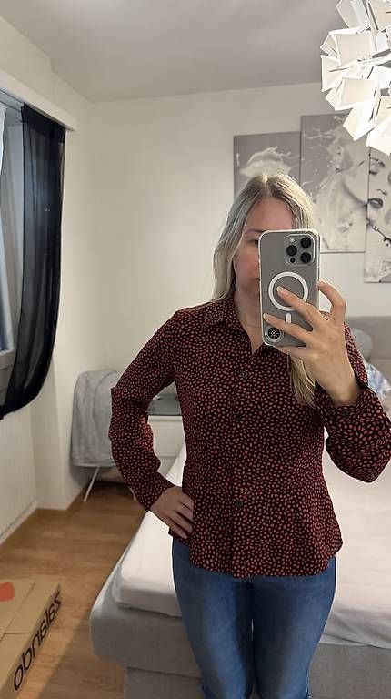 Blusen: Schöne Bluse, Gr. S, Rot gemustert, Top Zustand! – Gebraucht aus Pfäffikon SZ von mer_qc7w