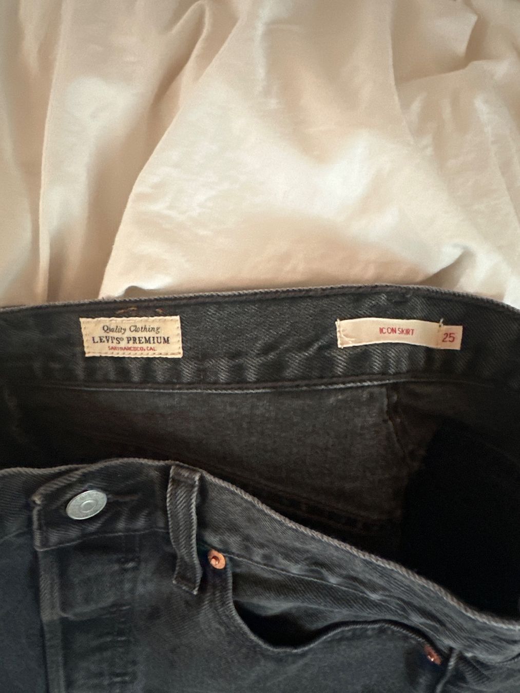 Levi's Gonne: Levi's Jeansrock Neuwertig – Nuovo (secondo la descrizione) da Müstair venduto da V.Sara 2