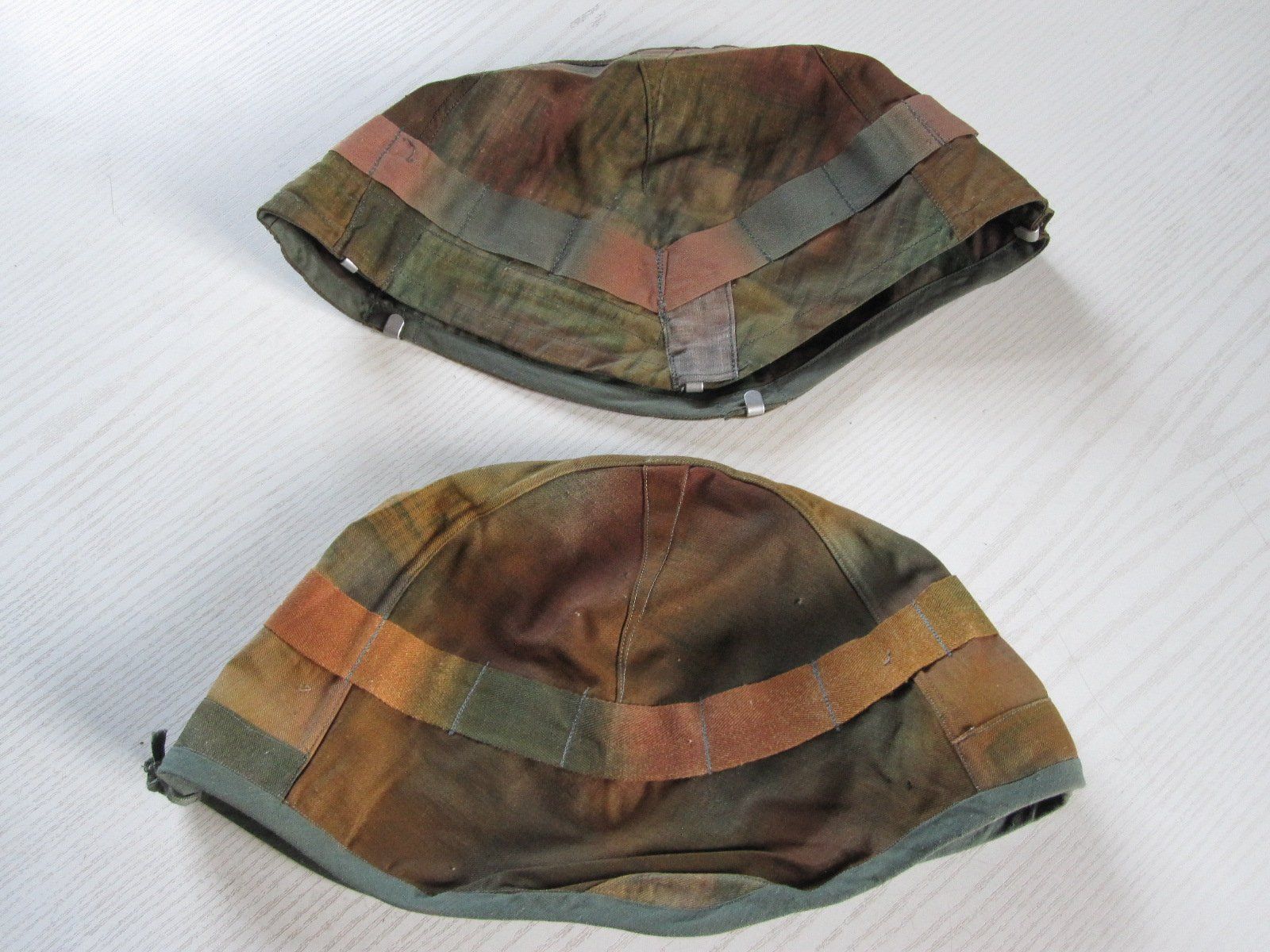 Schweizer Armee Uniformi & Effetti personali: 2 Tarnüberzüge Stahlhelm M18 Schweizer Armee – Usato da Worb venduto da Santosdumont 3