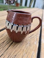 Keramik: Krug braun bemalt