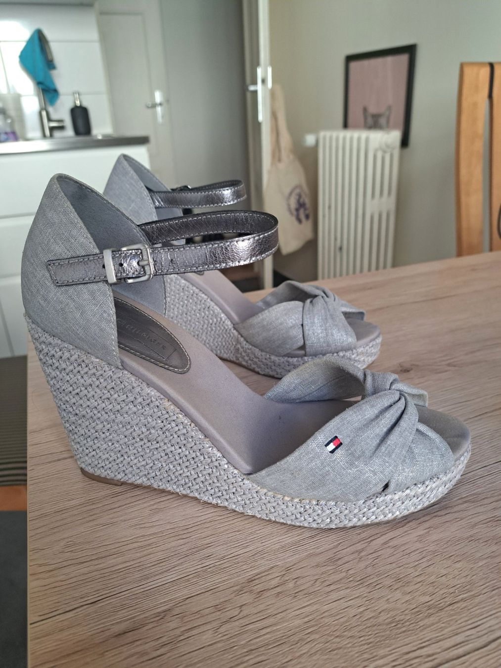 Tommy Hilfiger Scarpe da donna: Sandales compensées Tommy Hilfiger grises taille 41 – Usato da Genève venduto da UneGenevoiseVintage