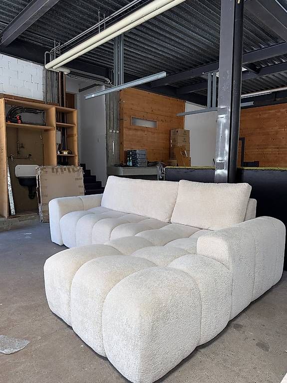 Divani: Modulsofa creme Bouclé mit Ottomane, 260 cm – Nuovo (secondo la descrizione) da Näfels venduto da BergSoehneHandel 1