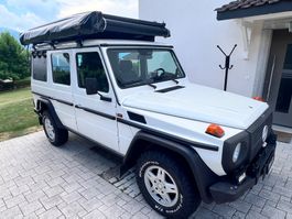 Mercedes G-Wagen avec tente de toit et auvent, blanc