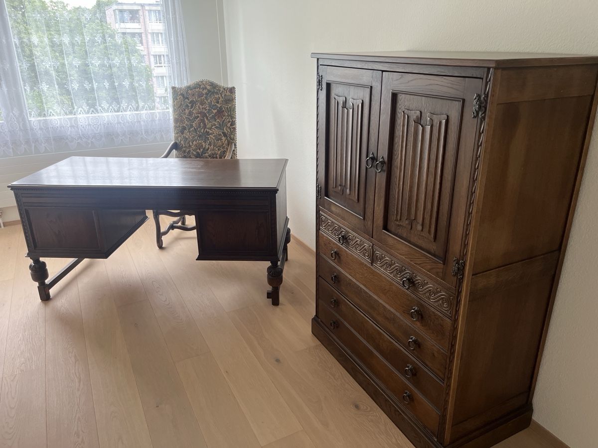 Set di tavolo e panche: Antiker Schreitisch mit Schrank – Usato da Münsingen venduto da mst311